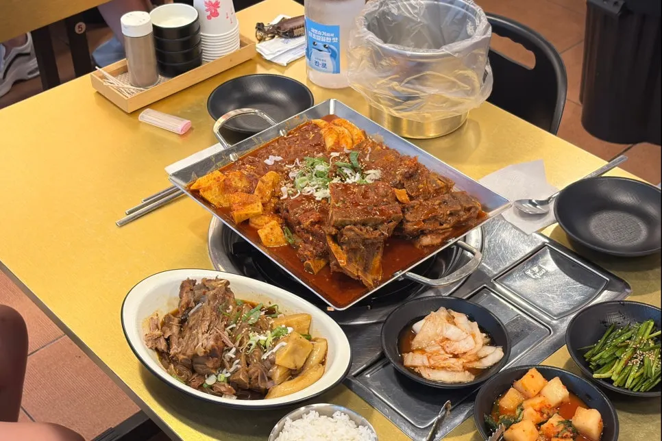 철판 위에 푸짐하게 나온 불뼈찜