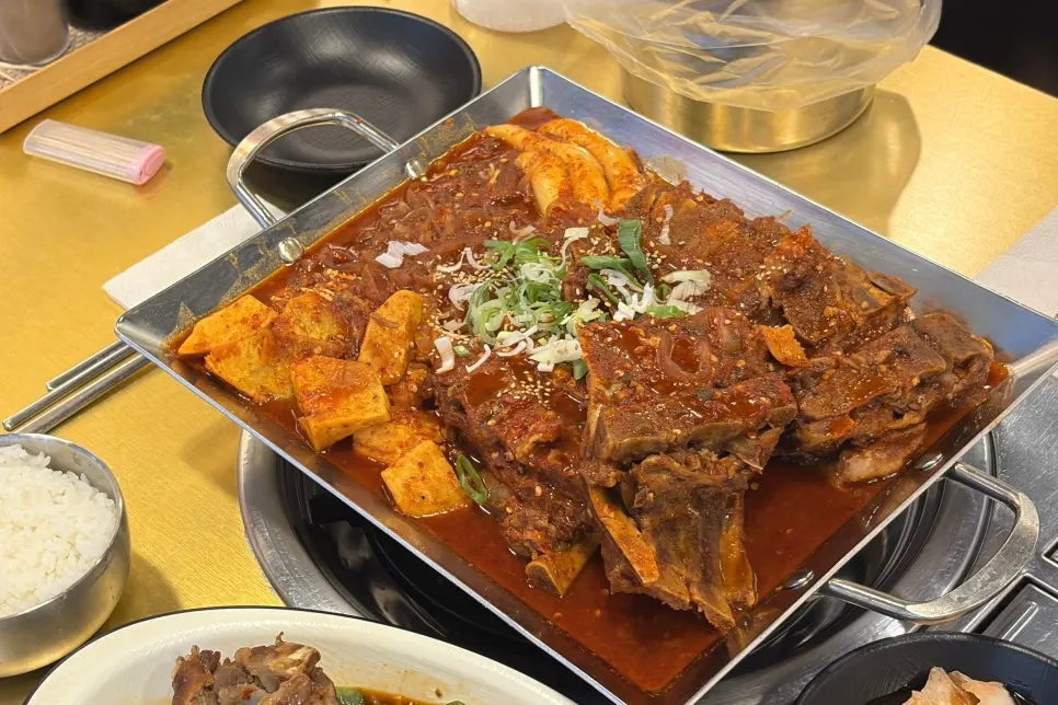 따뜻하게 제공되는 청춘불뼈찜
