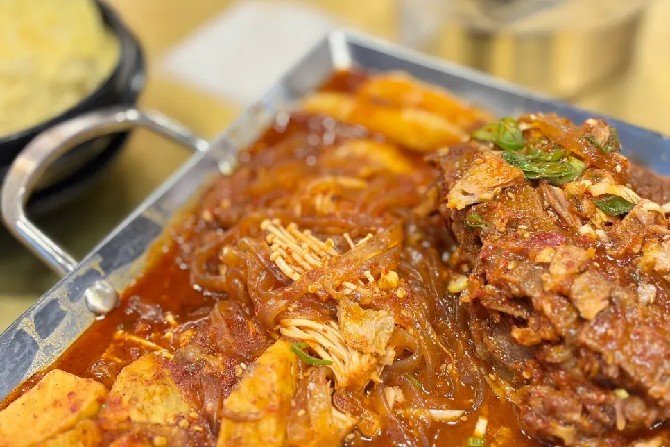 양념과 함께 먹는 불뼈찜 살코기