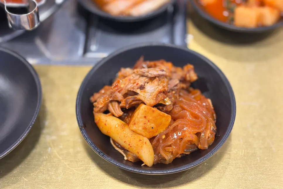 푸짐한 구성의 청춘불뼈찜