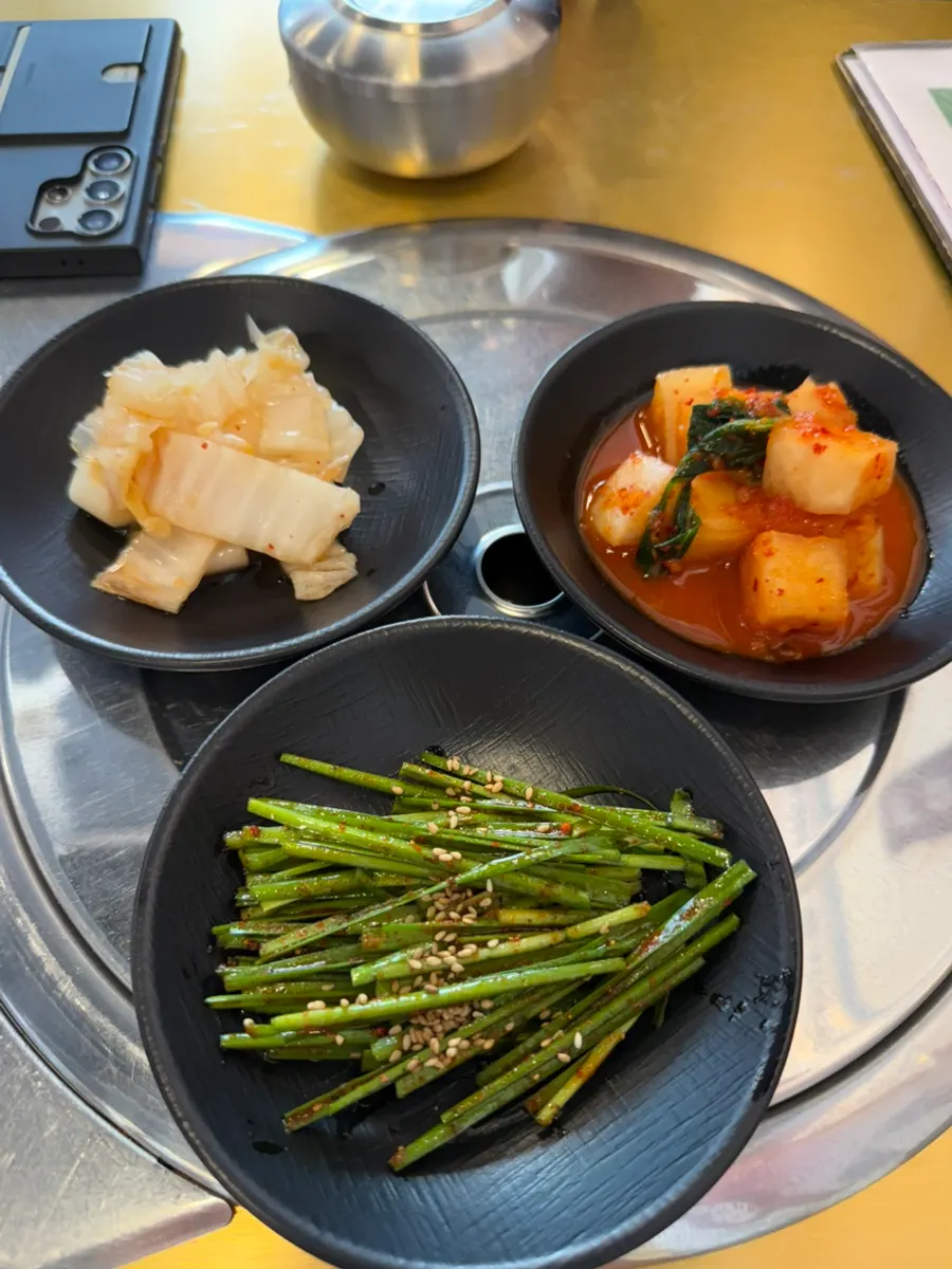 Chive salad, white kimchi, and kkakdugi side dishes