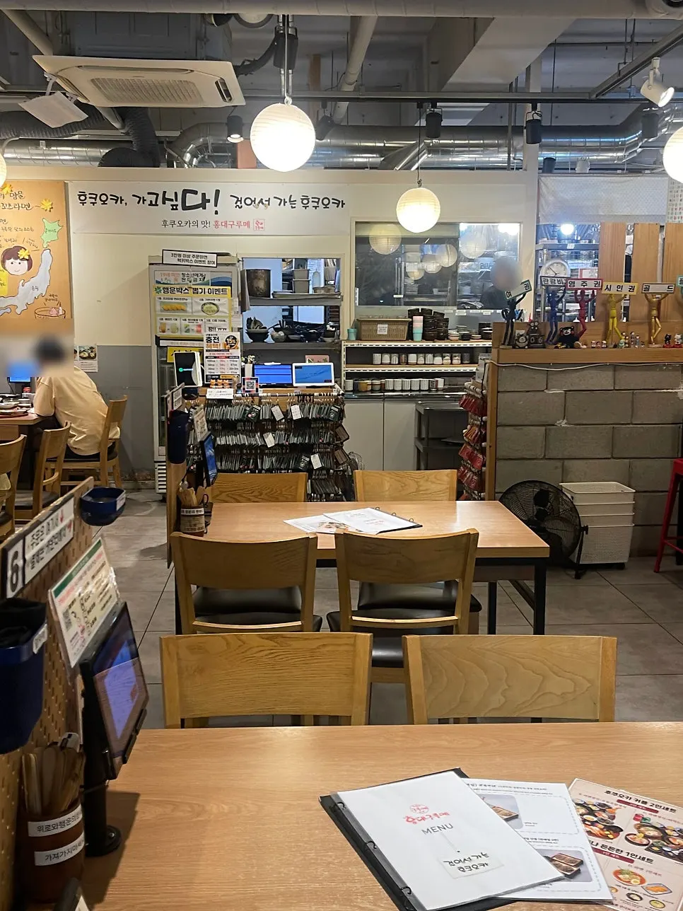 홍대구루메 매장 내부 좌석