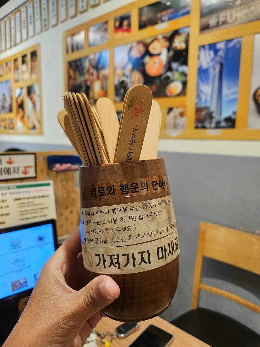 자리에 놓인 머리끈과 앞치마