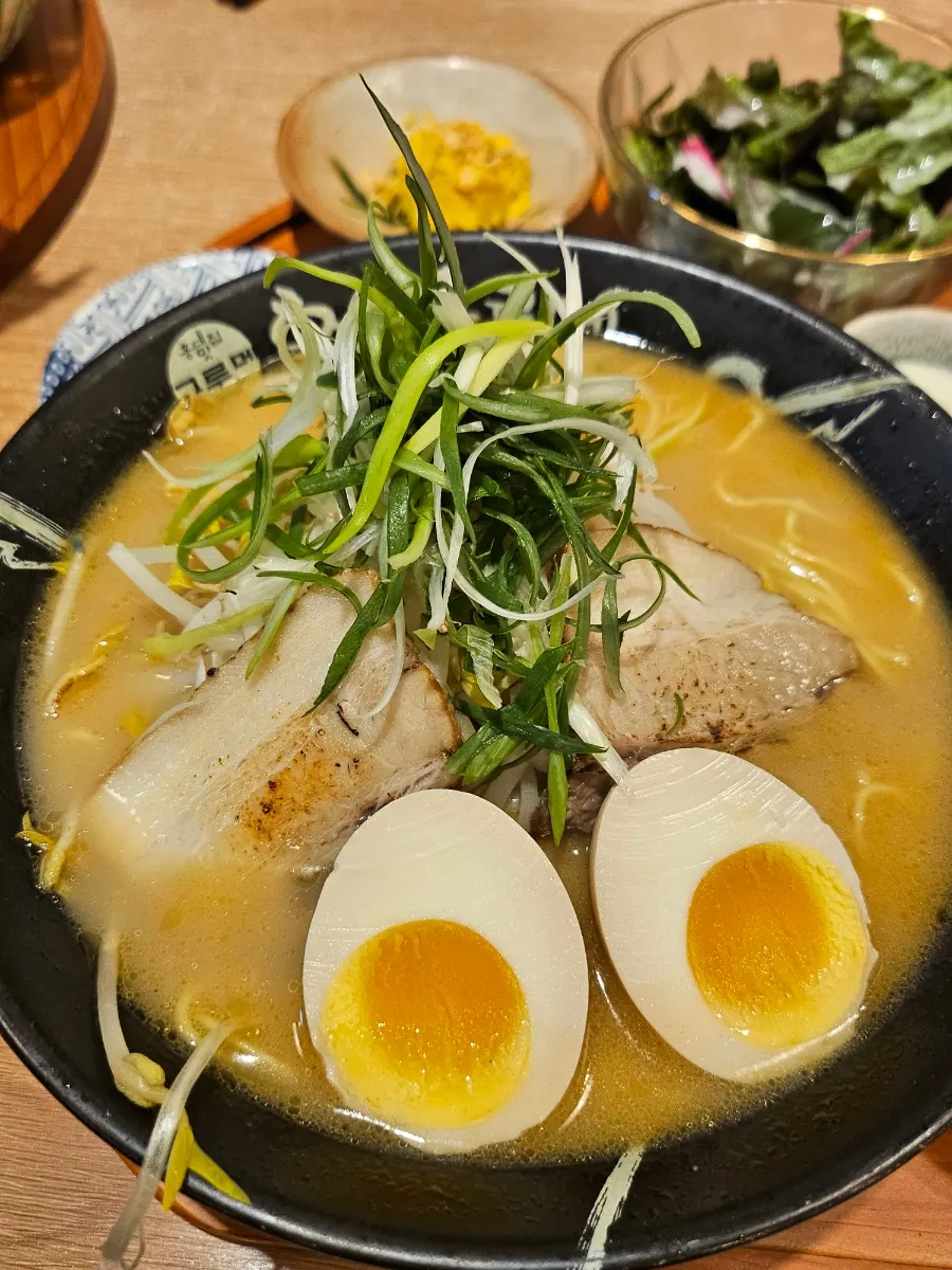 돼지육수 라멘 국물과 면