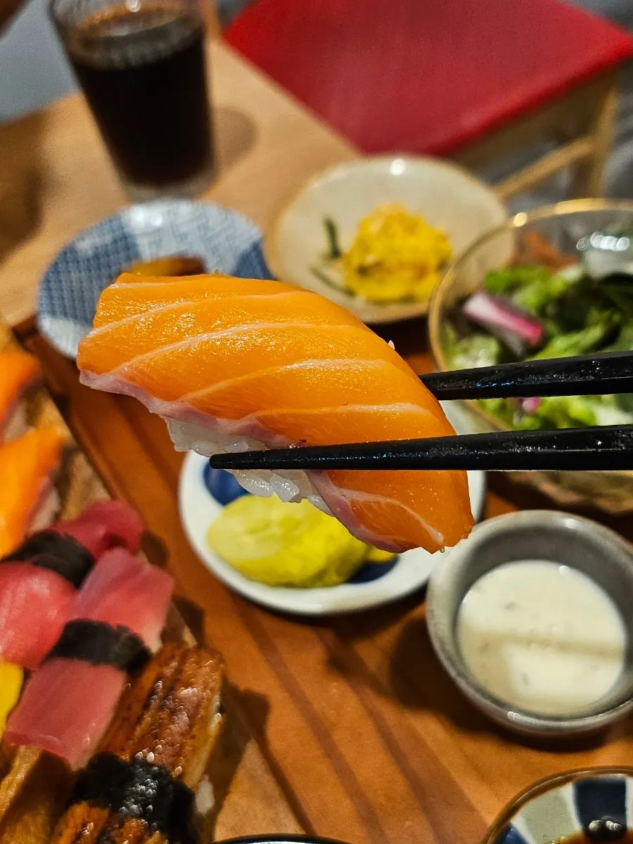 연어초밥과 장어초밥 구성