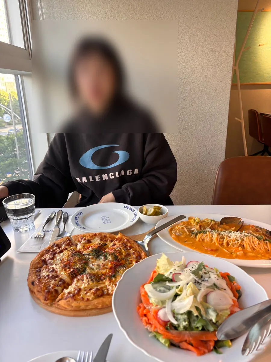 테이블 간격이 넓은 투파인드피터 홀