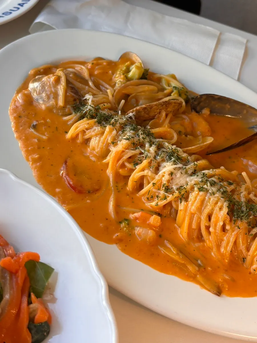 해산물로제파스타 건더기 클로즈업