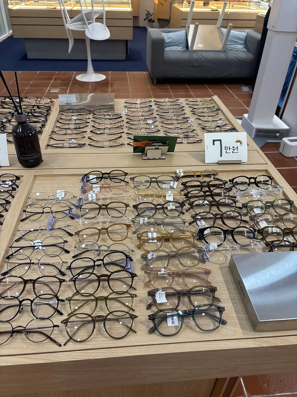 Fixed-price eyeglass frame display