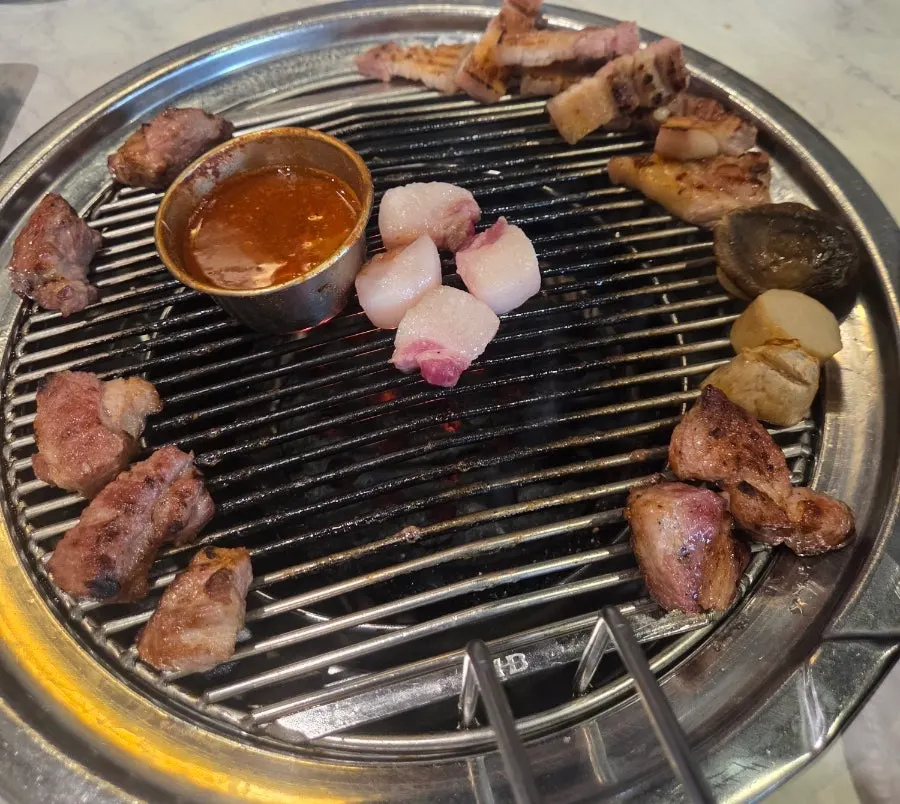 Charcoal pre-grilling process for black pork