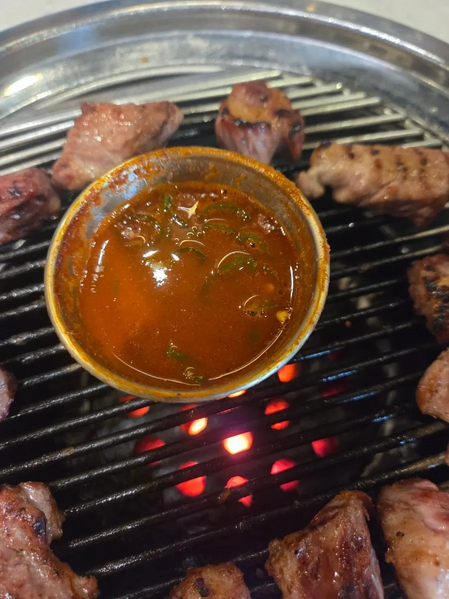 Black pork eaten with salt
