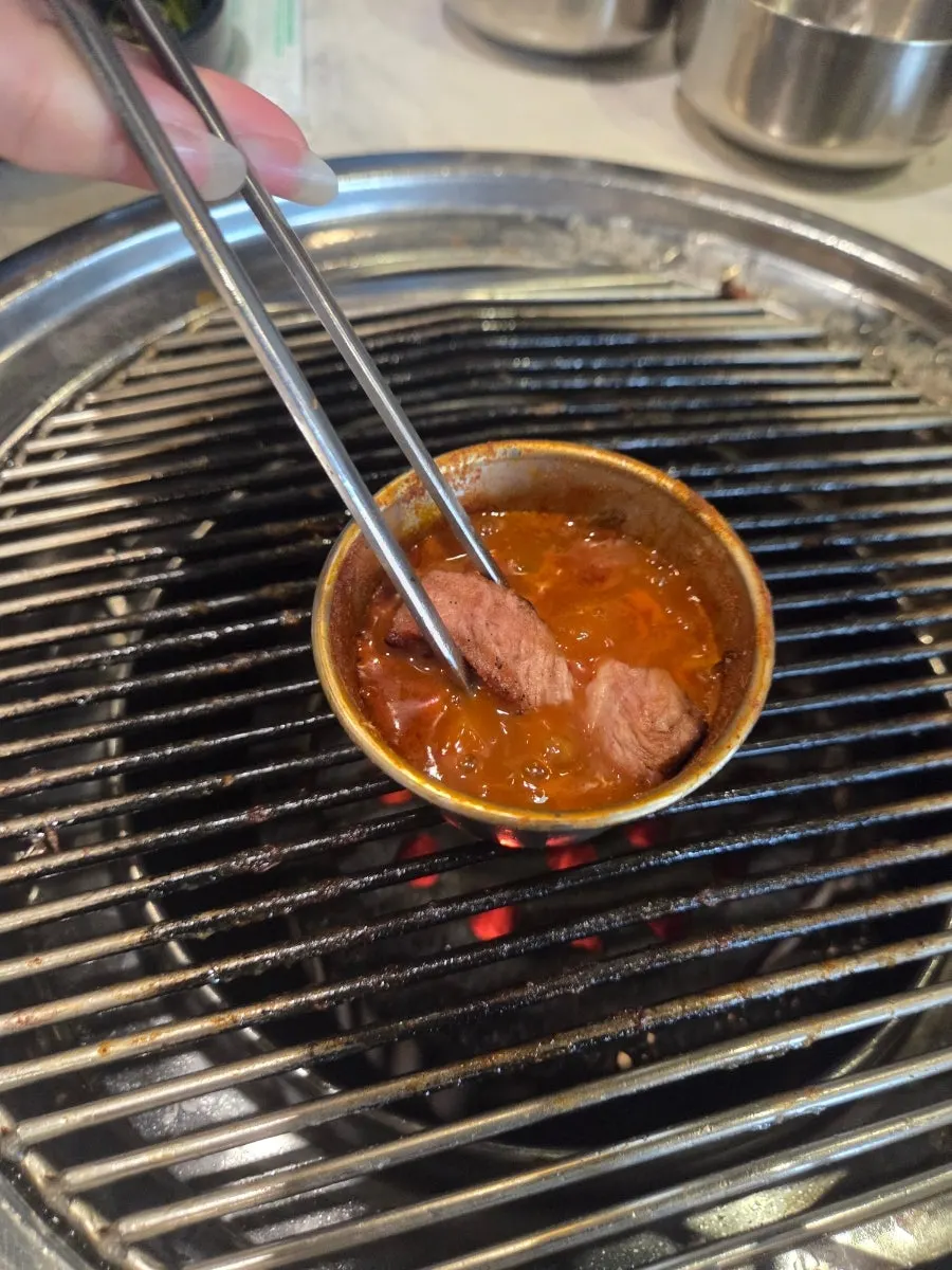 Charcoal-warmed meljeot sauce and black pork