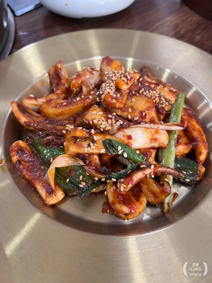 Spicy stir-fried squid side dish