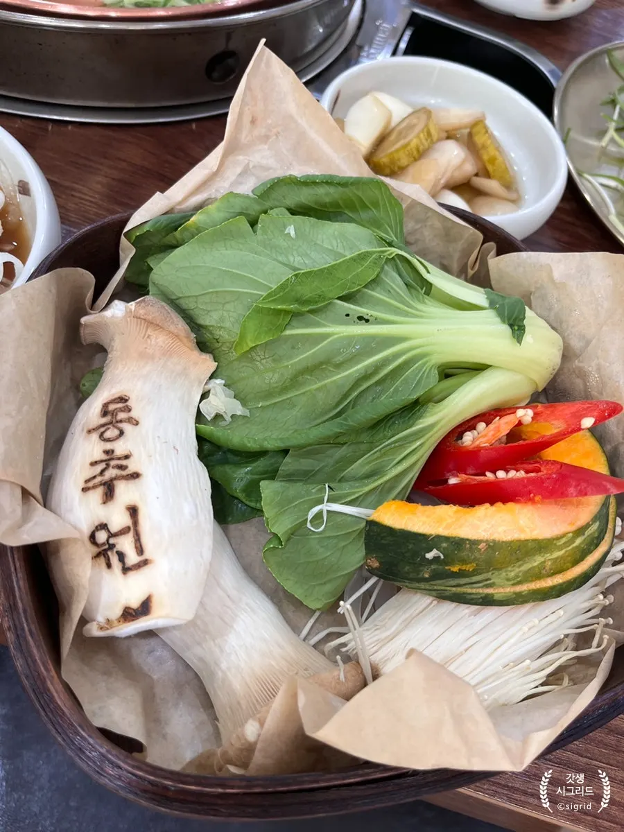 Close-up of the simmering bulgogi pot