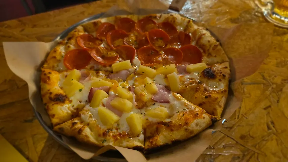 Half-and-half pizza served with Gaehangno Lager
