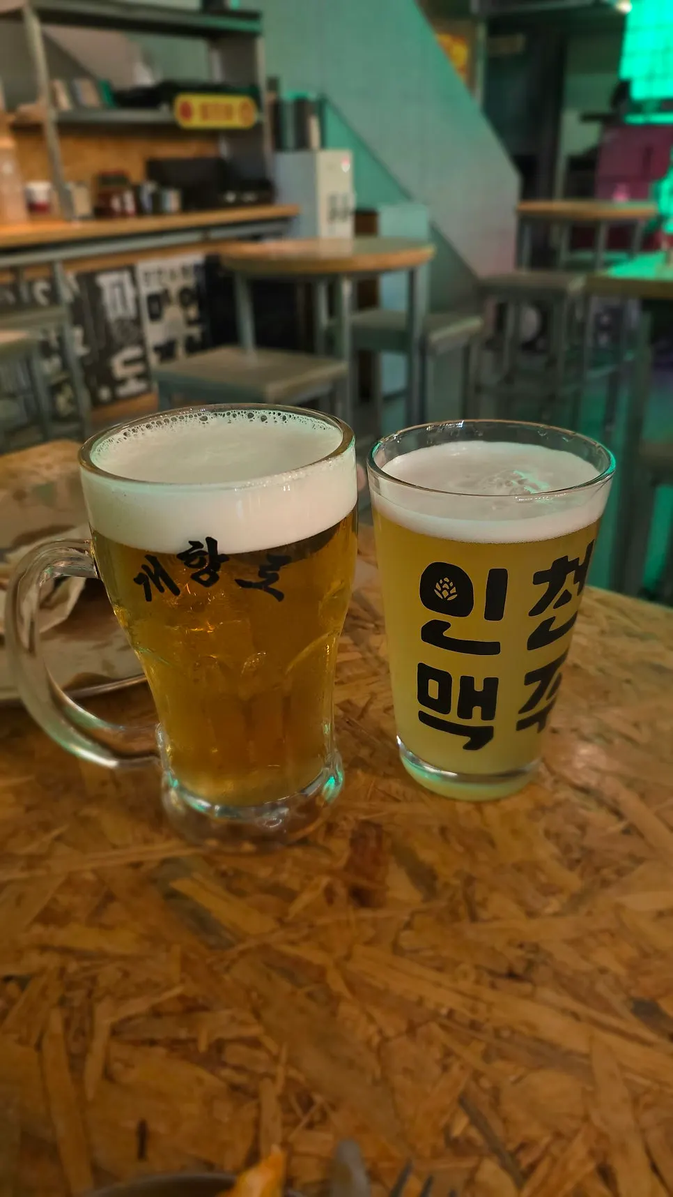 Two glasses of Banana White and Wave craft beer