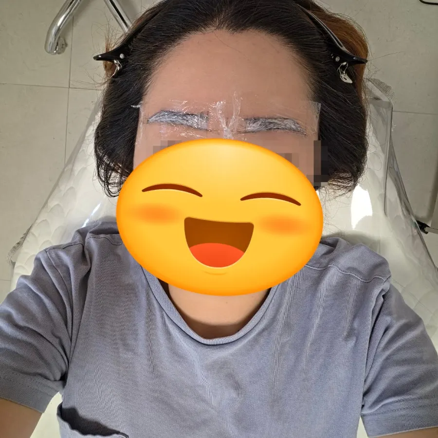 눈썹 시술 중 관련 사진