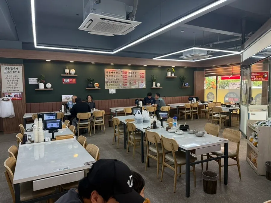 연안부두 국밥 식당의 식사 공간