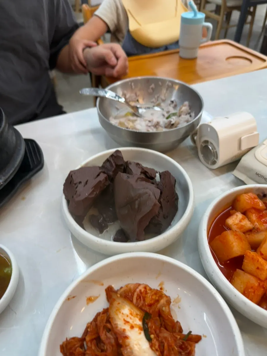 국밥과 기본 반찬 상차림