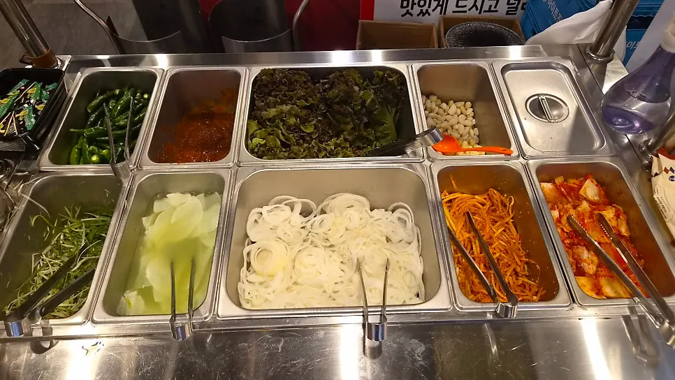 북적이지만 답답하지 않은 고기집 홀 분위기