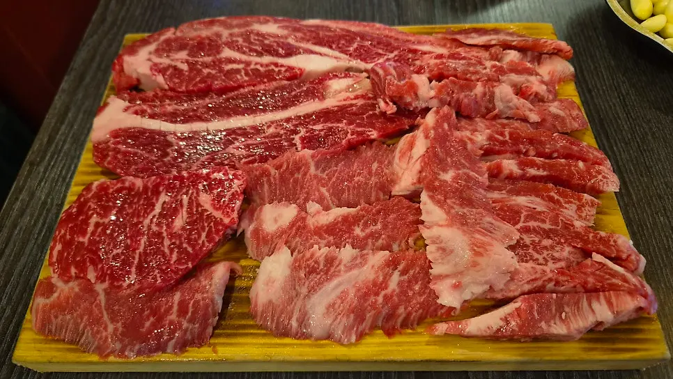 접시에 담겨 나온 십년한우 500g 한판
