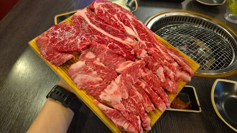 색이 선명한 생한우 접시