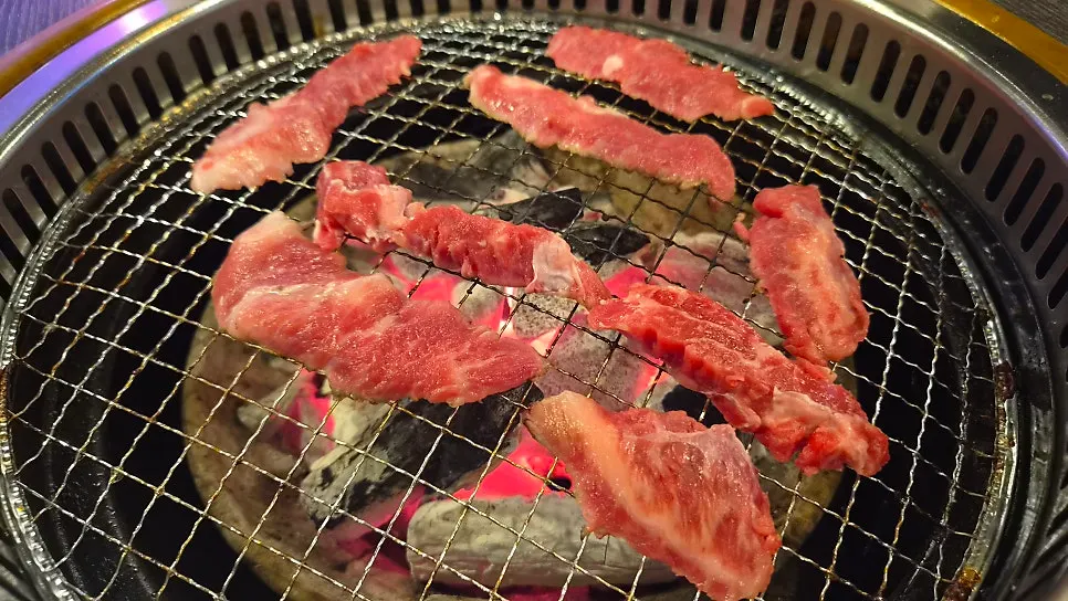 소금만 찍어 먹는 구운 한우 한 점