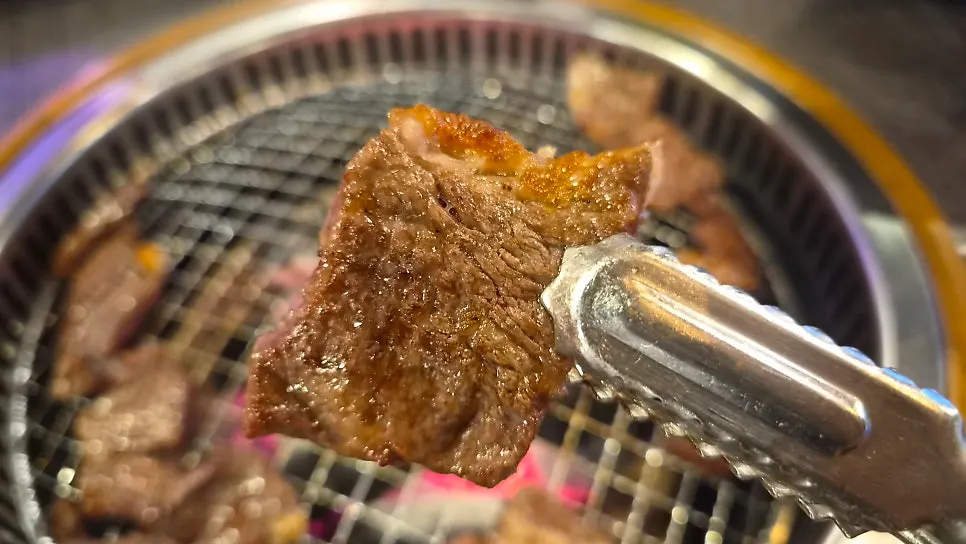 쌈채소와 양파절임을 곁들인 한우