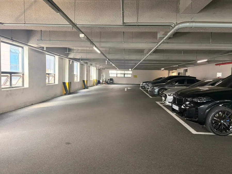Entrance to the Park Avenue B outdoor parking lot beside the restaurant