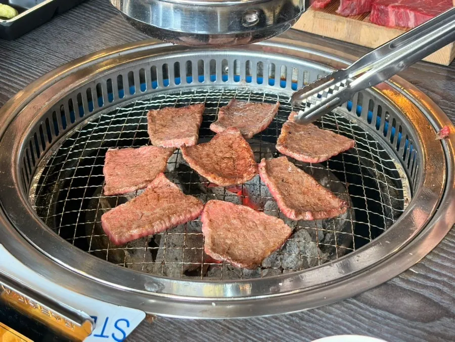 Multiple cuts of hanwoo grilling on the pan