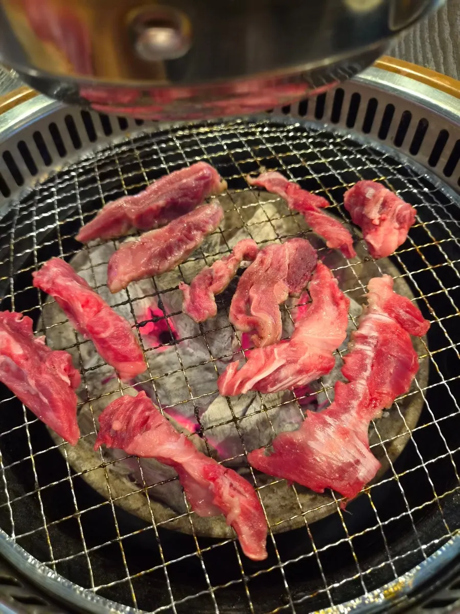 부위별로 담긴 한우 접시