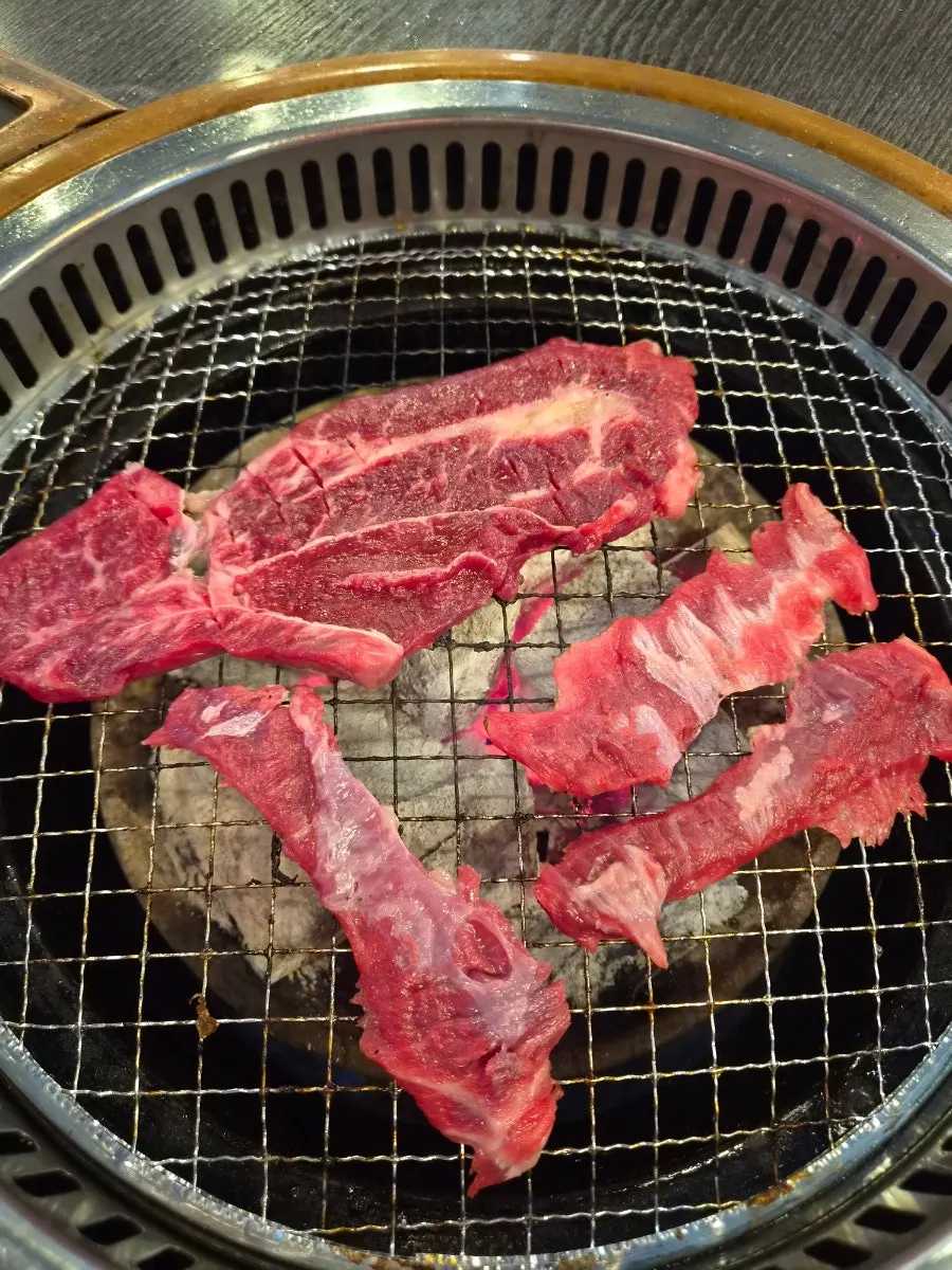 불판 위에 가득 올린 한우