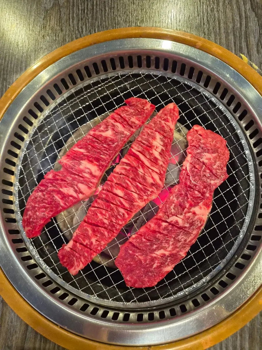 센 불에 구워지는 한우 고기