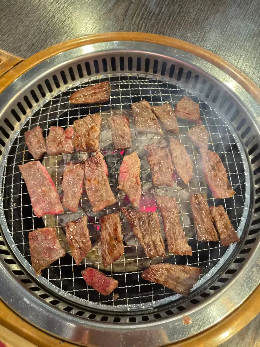 노릇하게 구워진 한우 구이