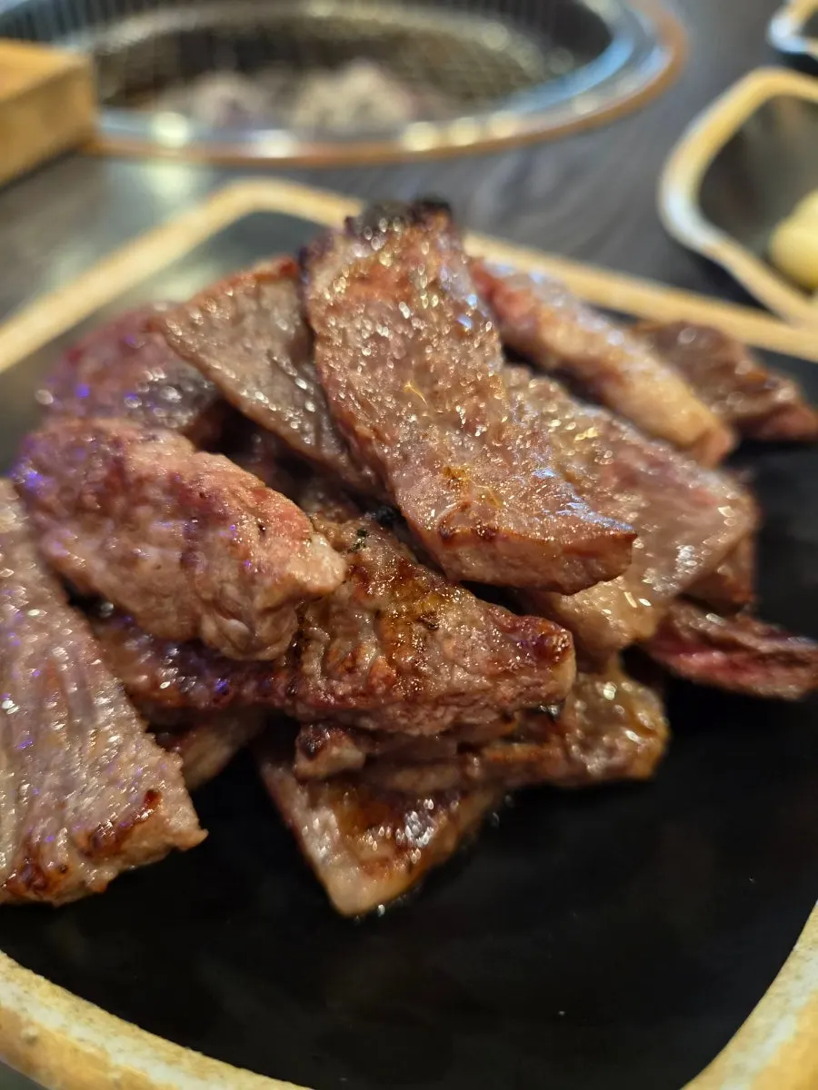 한우 고기를 쌈에 싸 먹는 모습