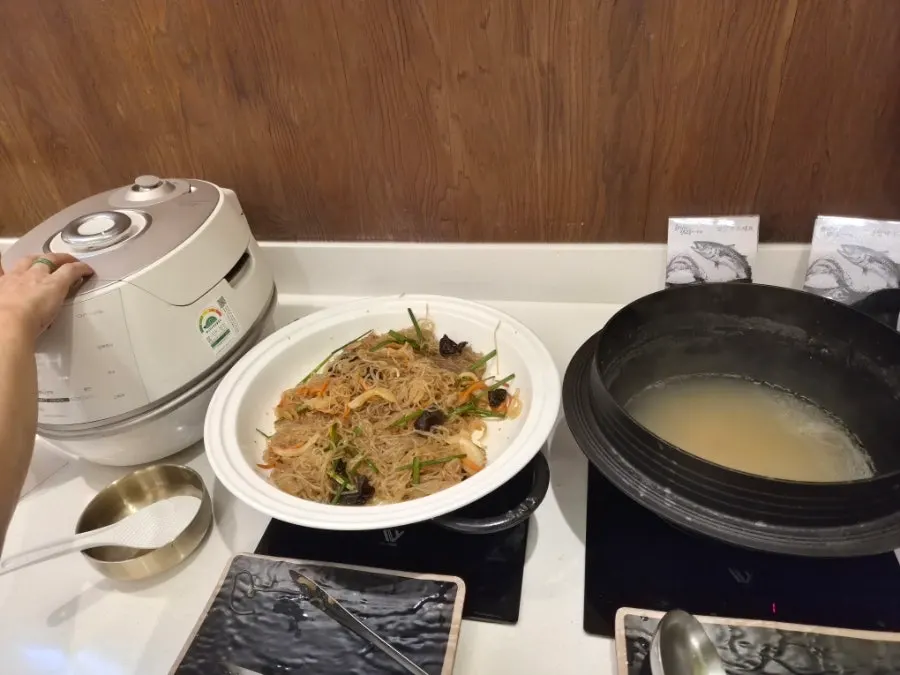 셀프바 잡채 코너