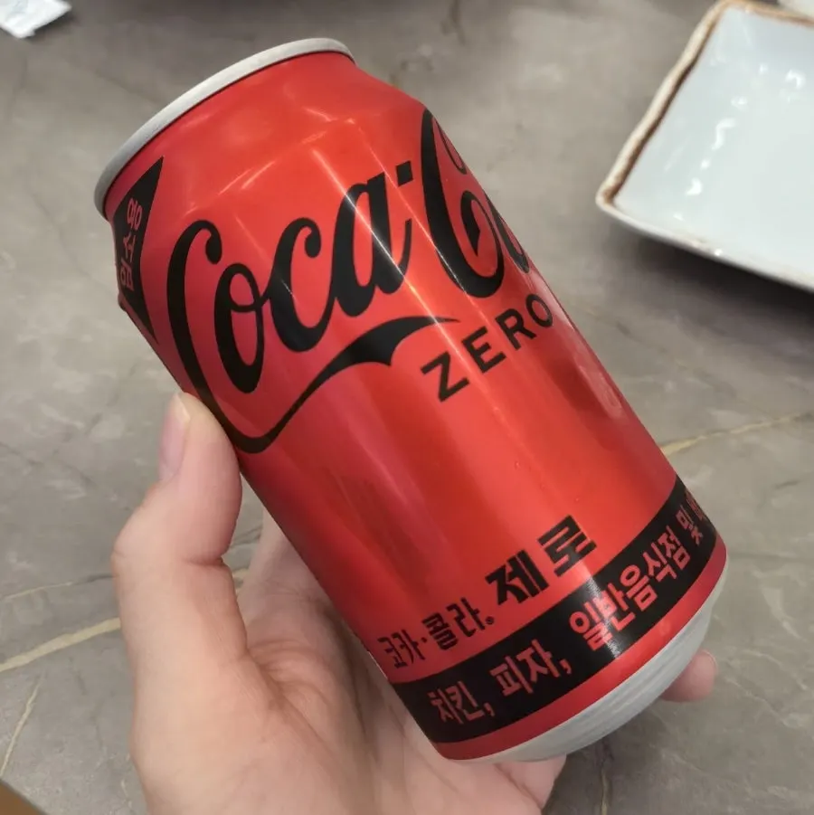 캔으로 나온 제로콜라와 종이컵