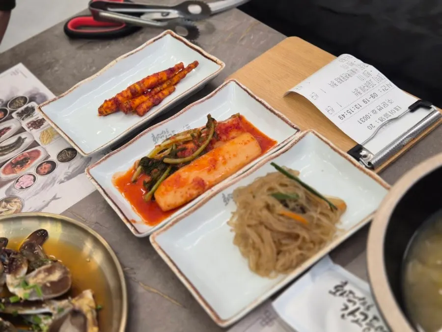 정갈하게 담긴 기본 반찬들