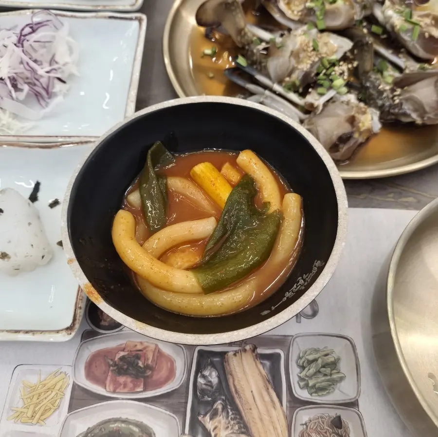 셀프바에서 담아온 떡볶이
