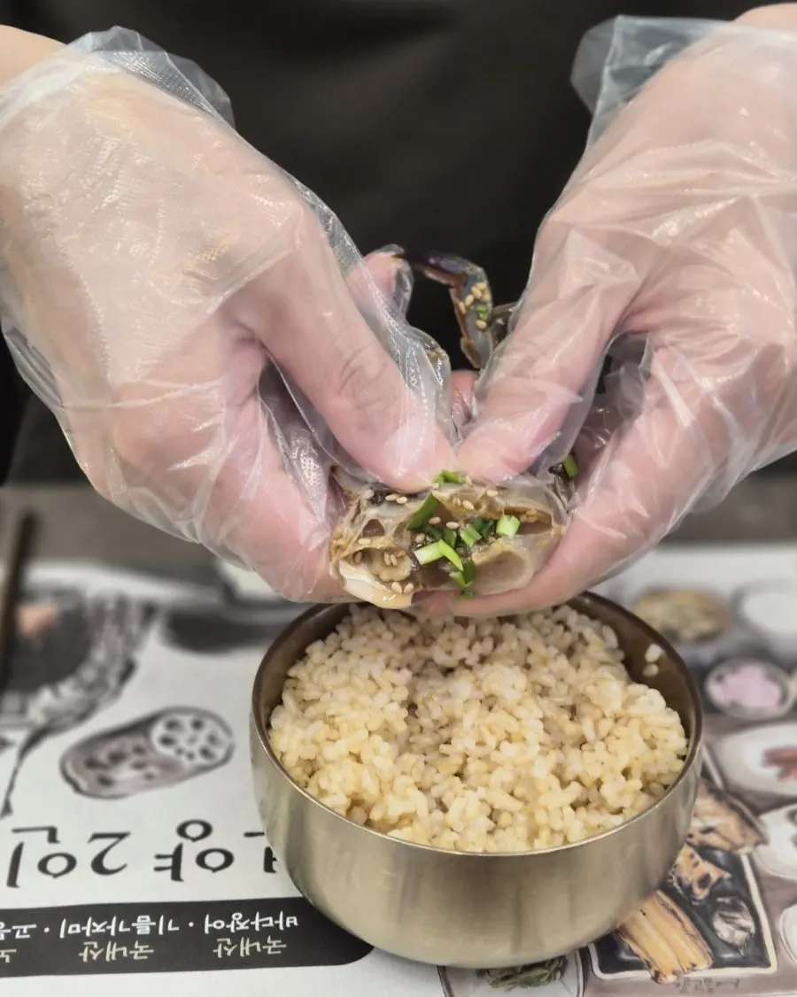 장갑 끼고 살을 발라낸 간장게장