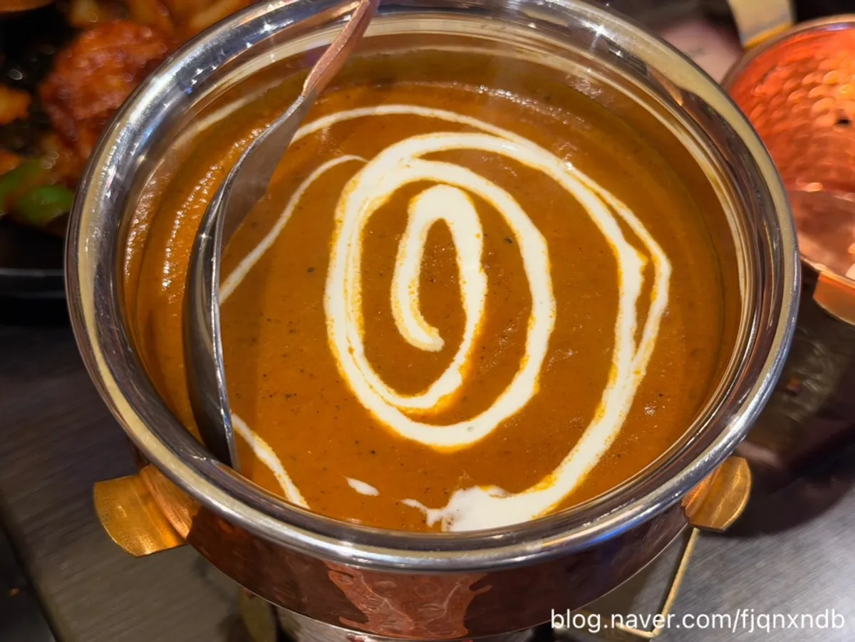 Dua jenis curry disajikan di atas lilin kecil