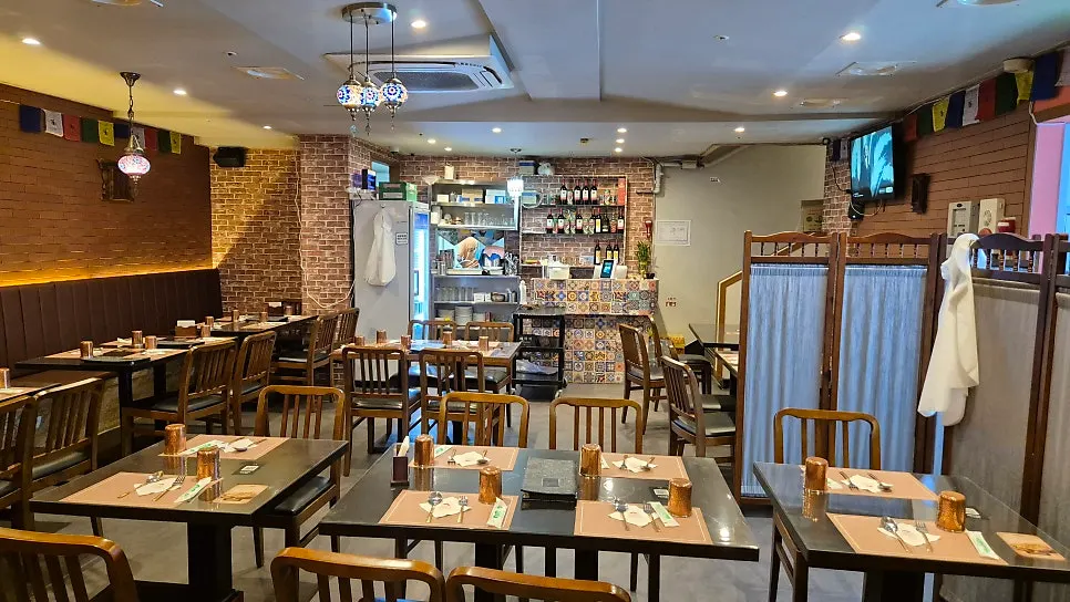 Seating area on the basement level of India The Durbar Samseong Station Branch