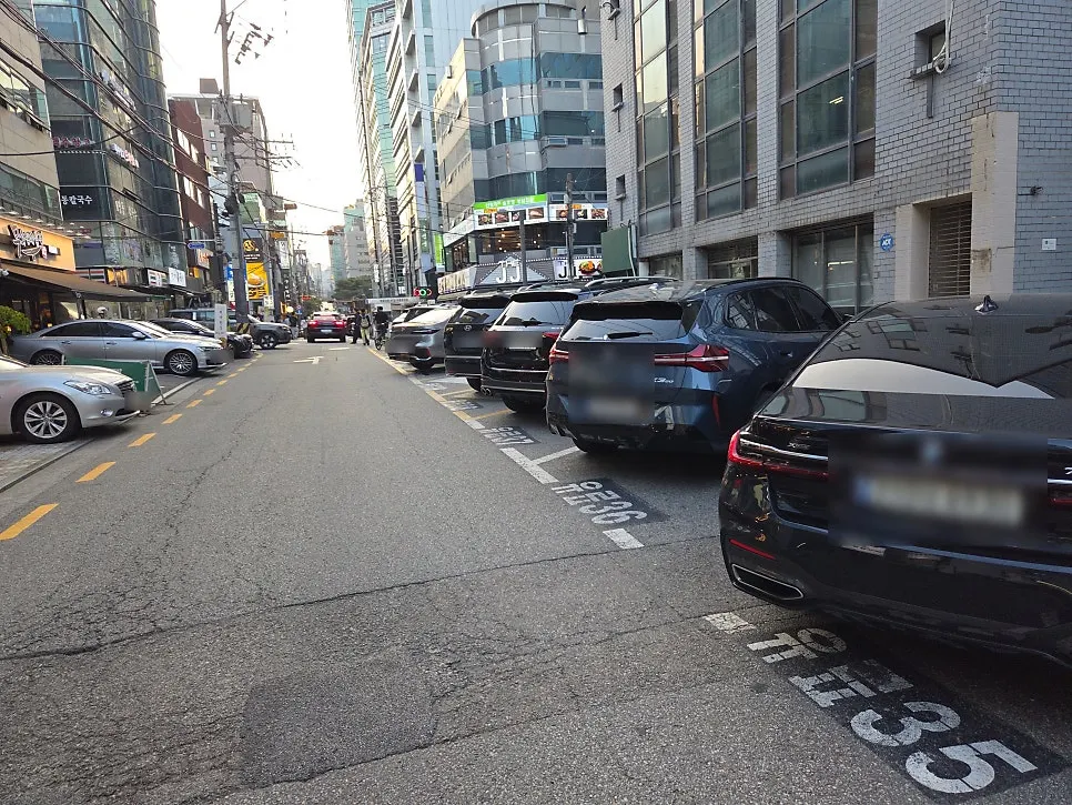 Parking space in front of India The Durbar Samseong Station Branch