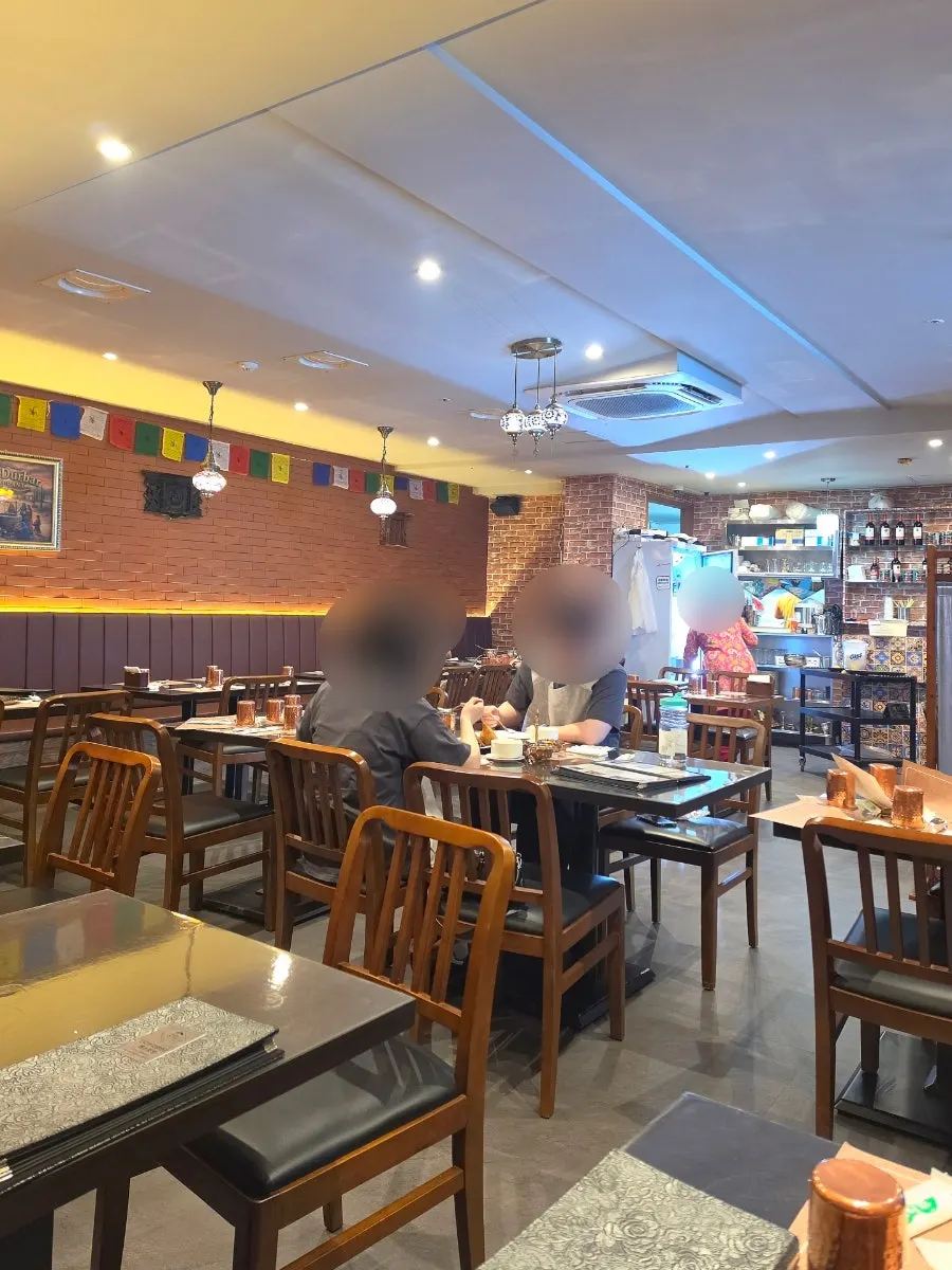 식기와 메뉴판이 세팅된 테이블