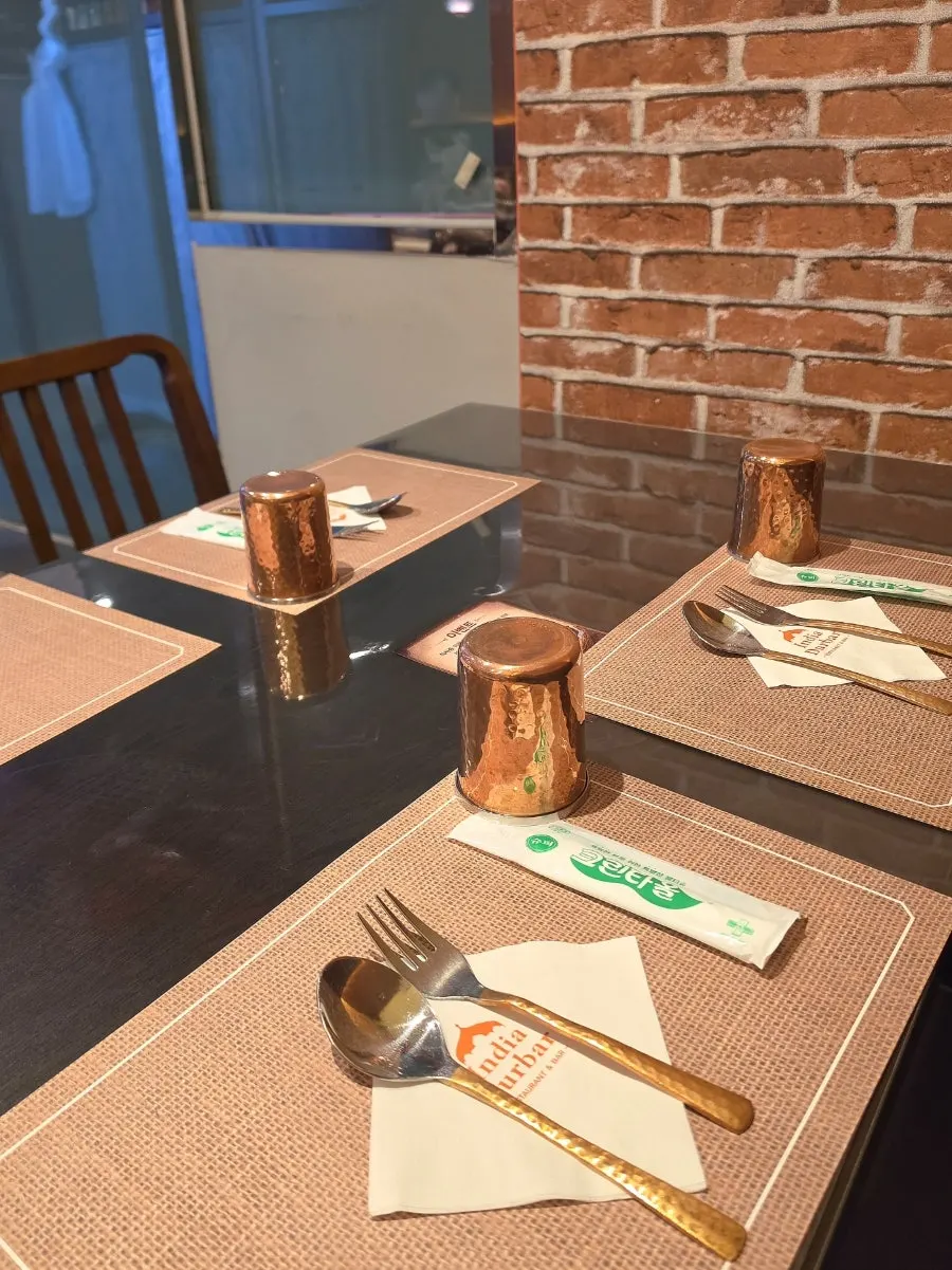 먼저 나온 기본 밑반찬과 물
