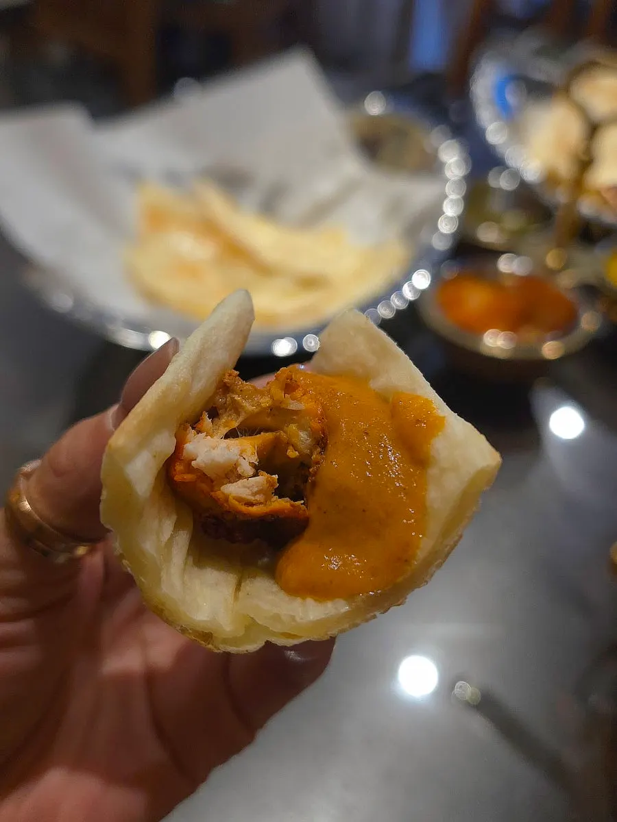 버터 치킨과 탄두리치킨을 함께 먹는 모습