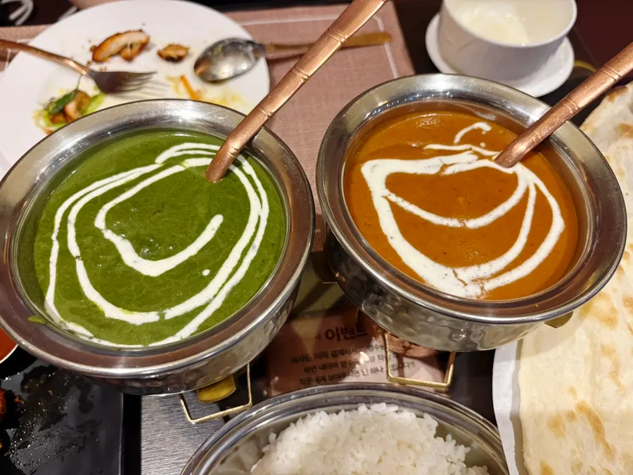 메인 커리 두 종과 난, 밥이 함께 차려진 상