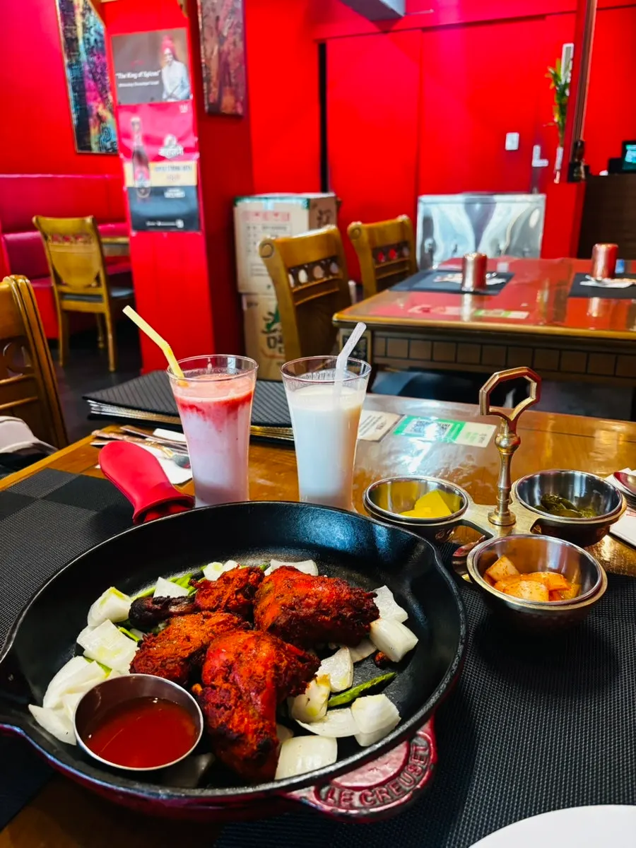 탄두리 치킨과 치즈난, 버터치킨, 라씨 상차림