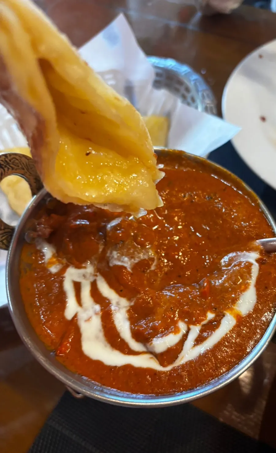 치즈난에 버터치킨 커리를 올린 모습