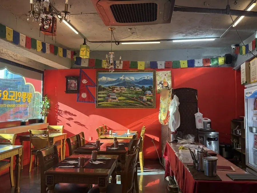 Tables and seating at India Darbar