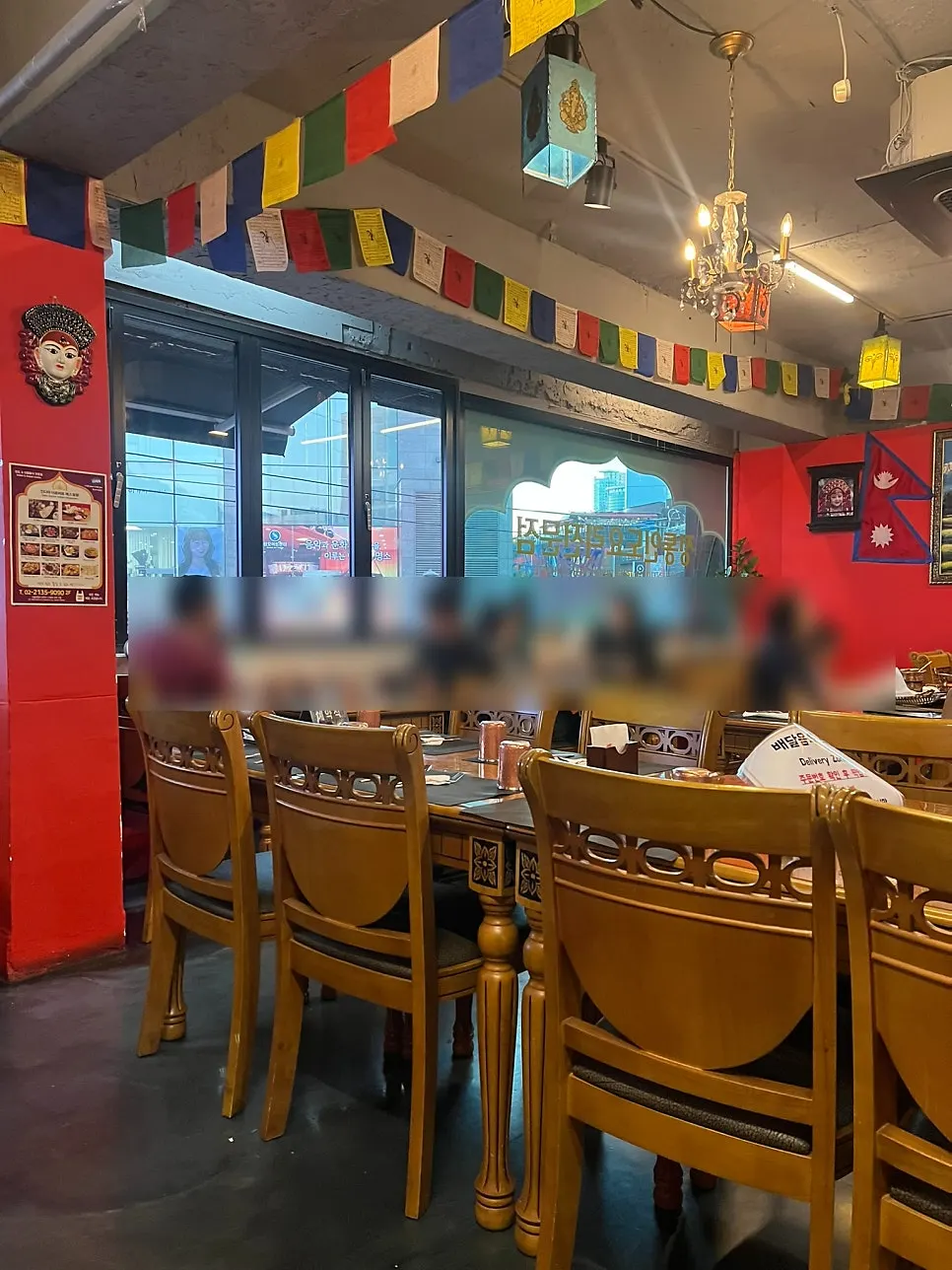 펜던트 조명 아래 넓은 간격의 테이블석